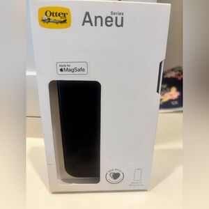 NIB - OtterBox Ultra-Slim mad for Mag Safe  Aneurysm series Protective Case
